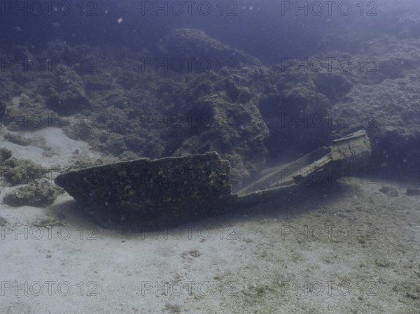 Altes Schiffswrack ruht auf mit Sand bedecktem Meeresgrund. Tauchplatz Fraskeric, Stoja, Pula, Kroatien, Mittelmeer
