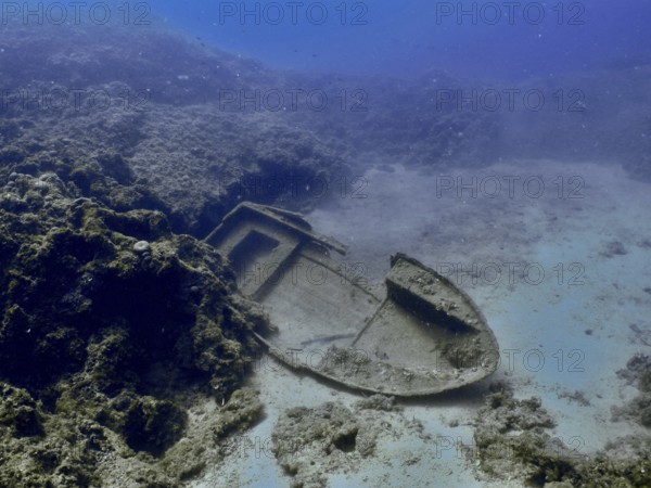 Versunkenes Schiffswrack liegt im Sand im blauem Wasser. Tauchplatz Fraskeric, Stoja, Pula, Kroatien, Mittelmeer