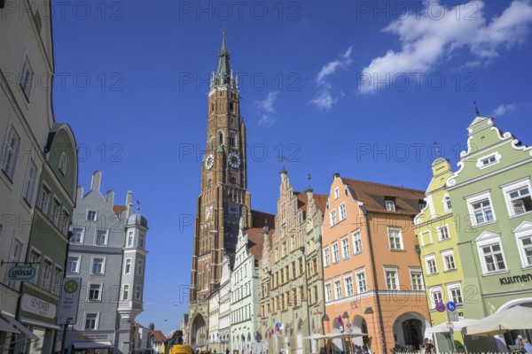 Altstadthäuser und Kirche St. Martin, Landshut, Bayern, Deutschland