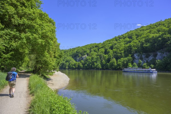 Ausflugsschiff, Wanderung entlang der Donau vom Kloster Weltenburg nach Kelheim, Kelheim, Bayern, Deutschland