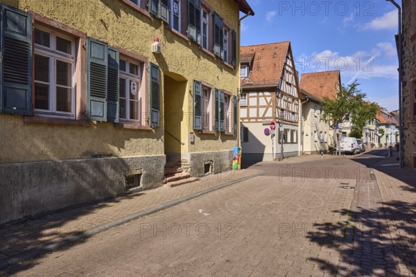 Historisches Gebäude, Fassade mit Fenstern und Fensterläden, Sandsteingebäude, Spitzdach mit roten Dachpfannen, Bäume, blauer Himmel, Cumuluswolken, Kreuzung Burgstraße mit Kirschgartenstraße, Hofheim am Taunus, Main-Taunus-Kreis, Hessen, Deutschland