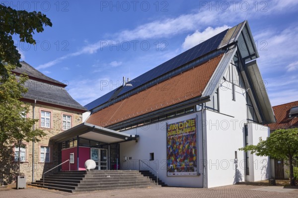 Stadtmuseum Hofheim am Taunus, Innenstadt, Gebäude, Eingang, Treppe, Bäume, blauer Himmel, Cumuluswolken, Cirrostratuswolken, Burgstraße, Hofheim am Taunus, Main-Taunus-Kreis, Hessen, Deutschland