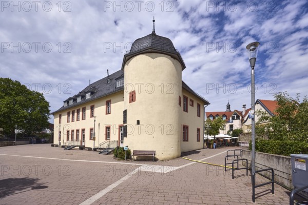 Historische Gebäude, Kellerei, allgemeine Architektur, Laterne, Fahrradständer, Sitzbank, Bürgersteig aus Betonpflastersteinen, Bäume, blauer Himmel, Altocumuluswolken, Nimbostratuswolken, wolkig, Kellereiplatz, Burgstraße, Hofheim am Taunus, Main-Taunus-Kreis, Hessen, Deutschland