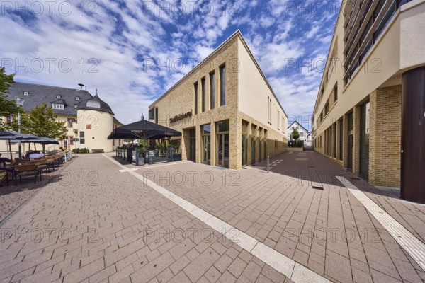 Stadtbücherei, Kókkos Café und Meze, Außenbereich, Geschäftsgebäude, moderne Architektur, Bürgersteig aus Betonpflastersteinen, allgemeine Architektur, blauer Himmel, Altocumuluswolken, Kellereiplatz, Hofheim am Taunus, Main-Taunus-Kreis, Hessen, Deutschland
