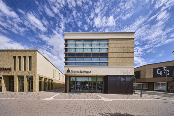 Taunus Sparkasse Anstalt des öffentlichen Rechts, moderne Architektur, Geschäftsgebäude, Bürgersteig aus Betonpflastersteinen, blauer Himmel, Altocumuluswolken, Kellereiplatz, Hofheim am Taunus, Main-Taunus-Kreis, Hessen, Deutschland