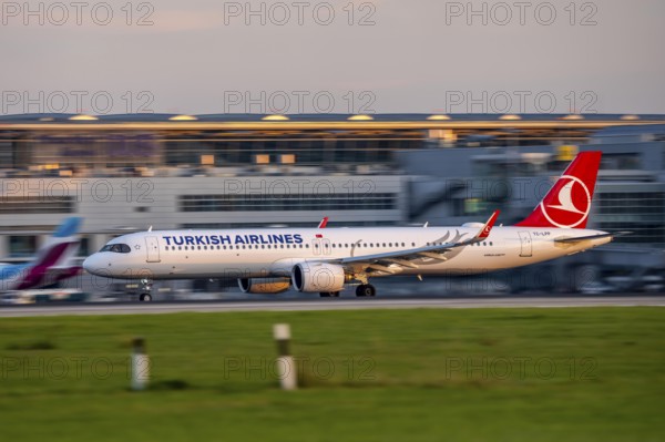 Turkish Airlines Airbus A321neo, beim Start auf dem Flughaben Düsseldorf, DUS, Nordrhein-Westfalen, Deutschland