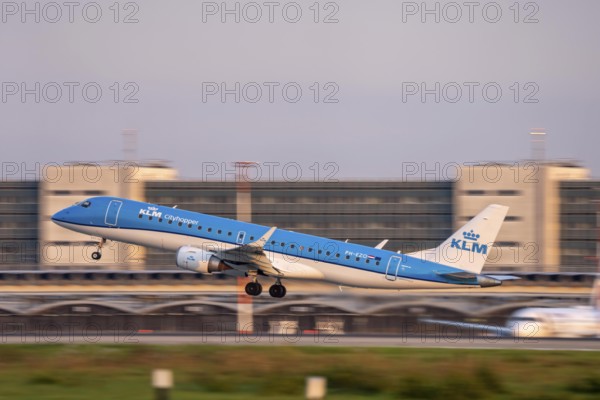 KLM Cityhopper, Embraer ERJ-190, beim Start auf dem Flughaben Düsseldorf, DUS, Nordrhein-Westfalen, Deutschland
