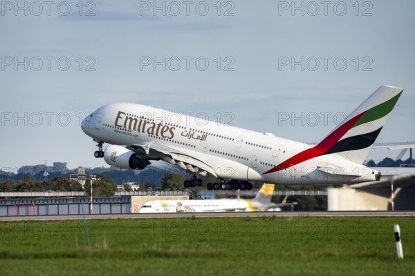 Emirats Airbus A380 beim Start auf dem Flughaben Düsseldorf, DUS, Nordrhein-Westfalen, Deutschland
