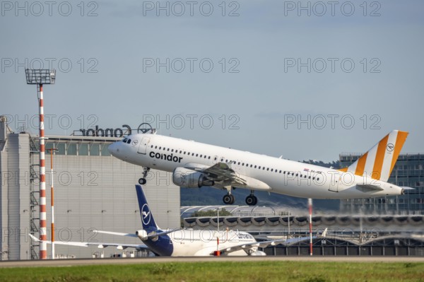 Condor Airbus A320 beim Start auf dem Flughaben Düsseldorf, DUS, Nordrhein-Westfalen, Deutschland