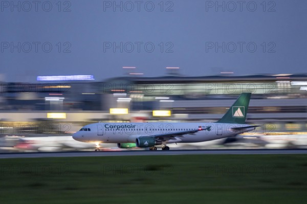 Carpatair Airbus A320, beim Start auf dem Flughaben Düsseldorf, DUS, Nordrhein-Westfalen, Deutschland