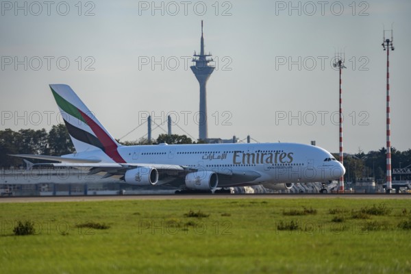 Emirats Airbus A380 rollt zum Start auf dem Flughaben Düsseldorf, DUS, Nordrhein-Westfalen, Deutschland