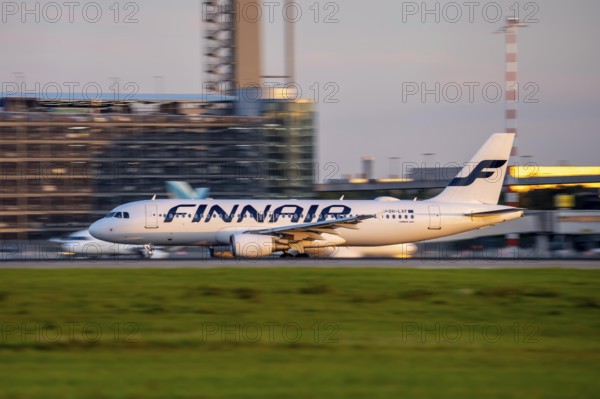 Finnair Airbus A320, beim Start auf dem Flughaben Düsseldorf, DUS, Nordrhein-Westfalen, Deutschland