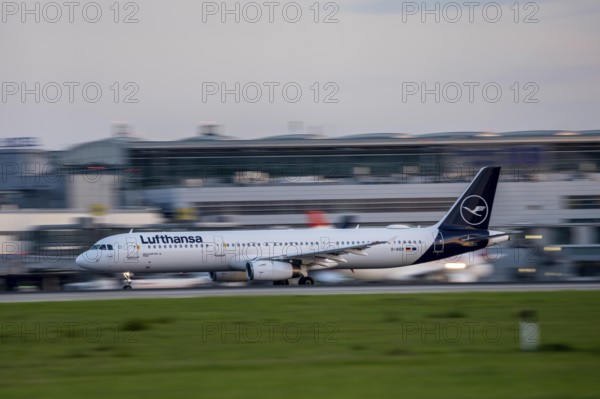 Lufthansa Airbus A32, beim Start auf dem Flughaben Düsseldorf, DUS, Nordrhein-Westfalen, Deutschland