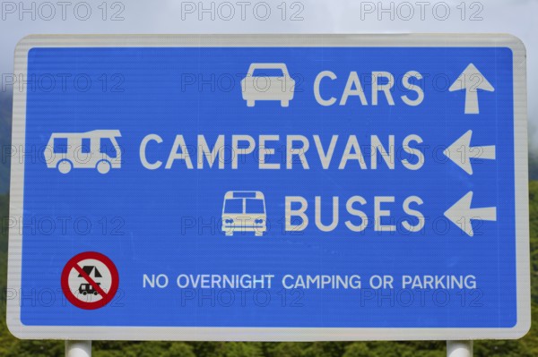 Ein Schild zeigt die Richtung für Autos, Wohnmobile und Busse und verbietet Übernachtcamping oder Parken, Makarora River, Blue Pools, Haast Pass, Makarora Road, Haast, Südinsel, Neuseeland