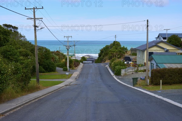 Wohngegend mit direkter Aussicht auf das Meer am Ende der Straße, Kaka Point, Clutha District, Otago, Südinsel, Neuseeland