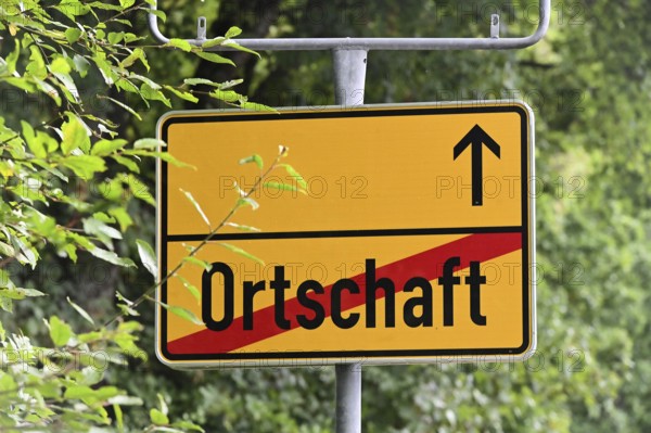 Instead of the usual place name sign, a replacement place name sign has been installed in the Burbach district of Würgendorf or Wasserscheide