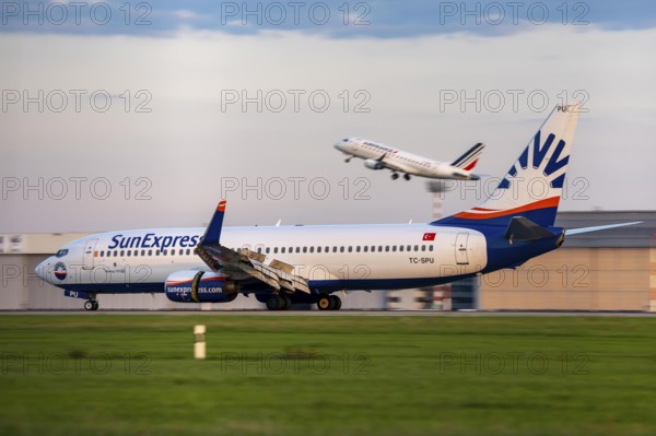 Sunexpress Boeing 737-800, lands, Air France Air France Hop, Embraer E170STD, takes off at Düsseldorf Airport, North Rhine-Westphalia, Germany