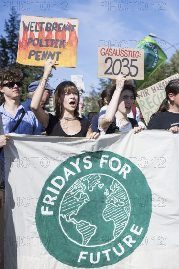 Young demonstrators with signs Welt brennt, Politik pennt und Gasausstieg: 2025 in front of the Fridays for Future logo on the front banner on Friedrichstraße at the demonstration on climate protection organised together with Fridays for Future, Berlin, 20.09.2025