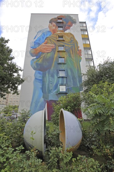 Mural Rückhalt von Case 2014, graffiti, street art, standing couple, embrace, together, symbol, cohesion, support, solidarity, trust, confidence, two, hemispheres, halved, sphere, high-rise building, Regierungsstraße, Magdeburg, Saxony-Anhalt, Germany