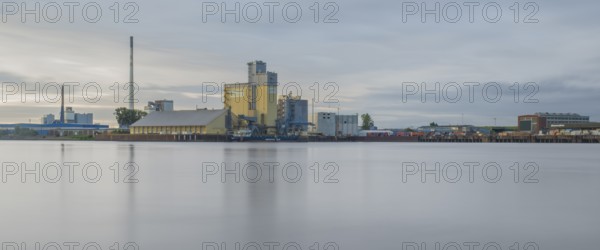 View over the Weser to an industrial area, Gröpelingen, Bremen, Germany