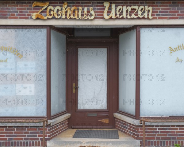 View of the entrance area of a former zoo house, Uenzen, Bruchhausen-Vilsen, Lower Saxony, Germany