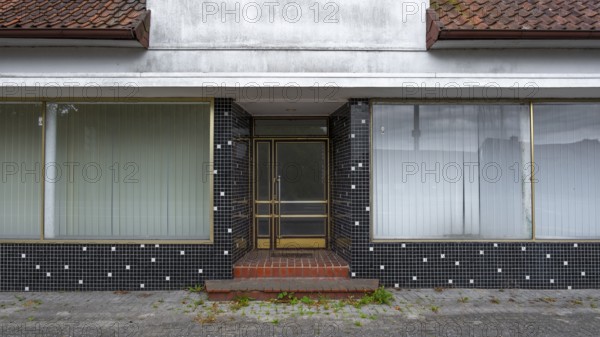 View of the entrance to a vacant shop in the style of the seventies, Wietzen, Nienburg, Lower Saxony, Germany