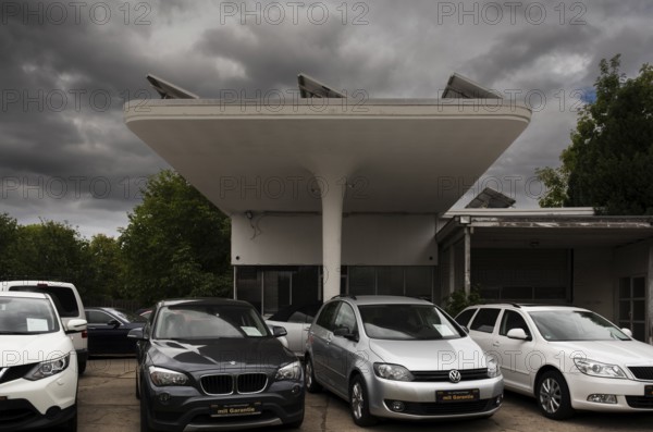 View over cars for sale at a car repair shop, Wietzen, Nienburg, Lower Saxony, Germany
