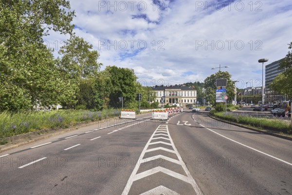 Road, carriageway, traffic guidance, asphalt road, lane markings, restricted area, solid line, federal road number, barrier beacons, lantern, general development, trees, lawn, blue sky, cumulus clouds, diffuse light, slightly sunny, Richard-von-Weizsäcker-Planie, federal road B27, Stuttgart, state capital, urban district of Stuttgart, Baden-Württemberg, Germany
