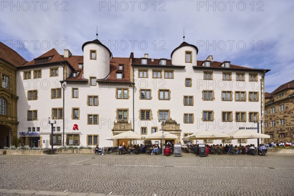 Historic building, Prinzenbau, Alte Kanzlei restaurant, outdoor area of a catering establishment with parasols, pharmacy, visitors as secondary motif, square, cobblestones, blue sky, cumulus clouds, diffuse light, slightly sunny, Schillerplatz, Stuttgart, state capital, Stuttgart city district, Baden-Württemberg, Germany
