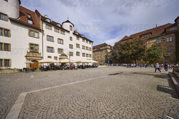 Historic building, Prinzenbau, restaurant Alte Kanzlei, outdoor area of a restaurant with parasols, visitors as secondary motif, square, cobblestones, blue sky, cumulus clouds, diffuse light, slightly sunny, Schillerplatz, Stuttgart, state capital, city district of Stuttgart, Baden-Württemberg, Germany