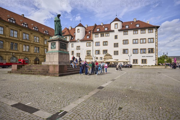 Schiller monument, Prinzenbau, restaurant Alte Kanzlei, outdoor area of a restaurant with parasol, square, historical buildings, cobblestones, pedestrians as accessories, blue sky, cumulus clouds, cirrostratus clouds, Schillerplatz, Stuttgart, state capital, city district of Stuttgart, Baden-Württemberg, Germany