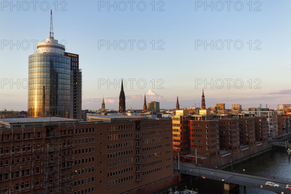Skyline with the five main churches, church towers of St. Petri, St. Jacobi, St. Katharinen, St. Nikolai and St. Michaelis, Columbus Tower, Hanseatic Trade Centres, Speicherstadt, view from the Elbphilharmonie, evening light, Hamburg, Germany