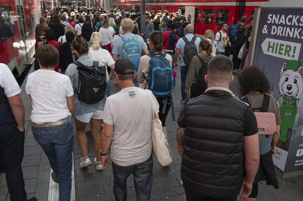 Travellers arriving on the platform at Munich Central Station, Munich, Bavaria, Germany
