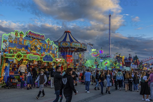 Visitors on the festival meadow, Theresienwiese, Oktoberfest, Munich, Upper Bavaria, Bavaria, Germany
