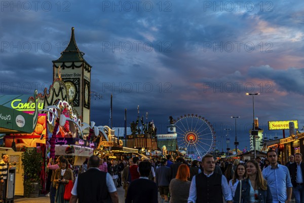 Visitors on the evening festival meadow, Theresienwiese, Oktoberfest, Munich, Upper Bavaria, Bavaria, Germany