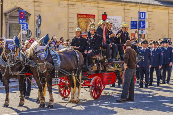 Historical float of the Munich-Aubing volunteer fire brigade, traditional traditional costume and marksmen's procession, Oktoberfest, Munich, Upper Bavaria, Bavaria, Germany