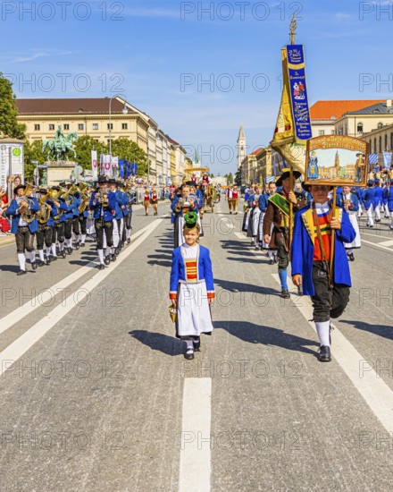 Heritage and Folk Costume Preservation Association Pfarrkirchen in Lower Bavaria, traditional traditional costume and shooting parade, Oktoberfest, Munich, Upper Bavaria, Bavaria, Germany