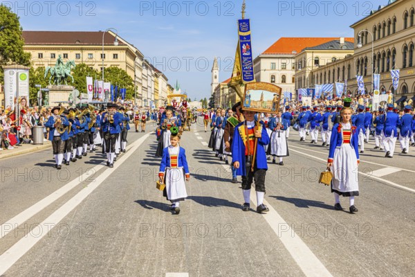Heritage and Folk Costume Preservation Association Pfarrkirchen in Lower Bavaria, traditional traditional costume and shooting parade, Oktoberfest, Munich, Upper Bavaria, Bavaria, Germany
