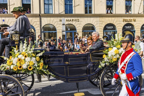 Festive carriage of the Lord Mayor of Munich Dieter horse-rider with his woman Petra horse-rider, Trachten- und Schützenzug, Oktoberfest, Munich, Upper Bavaria, Bavaria, Germany