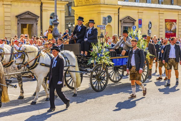 Festive carriage of the Bavarian Prime Minister Dr Markus Söder with his woman Karin Baumüller-Söder, traditional traditional costume and shooting procession, Oktoberfest, Munich, Upper Bavaria, Bavaria, Germany
