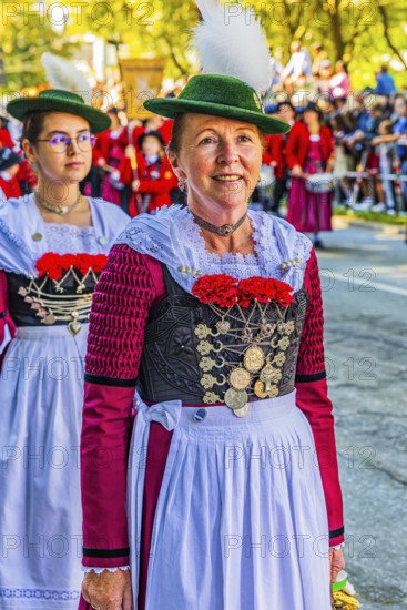 Women in traditional traditional costume accompany the entry of the Oktoberfest hosts, Oktoberfest, Munich, Upper Bavaria, Bavaria, Germany