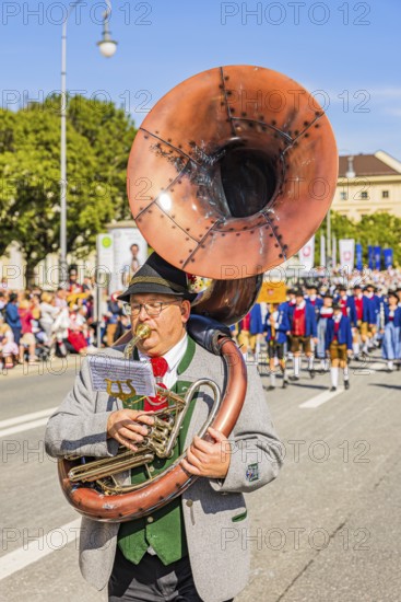 Sousaphone blowers, traditional traditional costume and rifle parade, Oktoberfest, Munich, Upper Bavaria, Bavaria, Germany