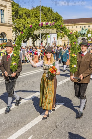 District shooting queen air rifle, traditional traditional costume and shooting parade, Oktoberfest, Munich, Upper Bavaria, Bavaria, Germany