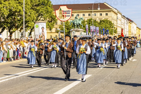 St Michael's Wind Orchestra from Munich-Perlach, traditional traditional costume and rifle parade, Oktoberfest, Munich, Upper Bavaria, Bavaria, Germany