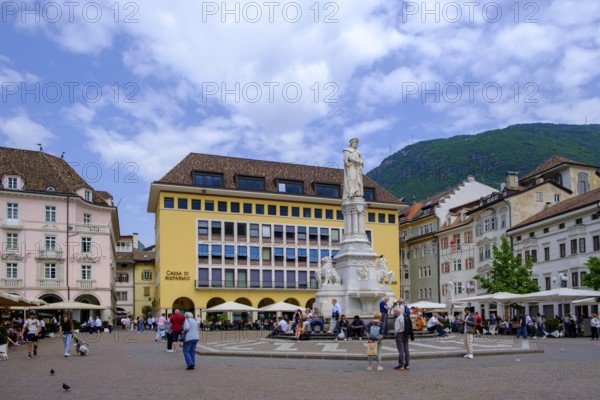 Waltherplatz square with Walter von der Vogelweide monument, Bolzano, South Tyrol, Italy