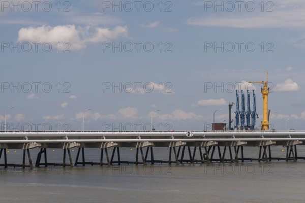 The oil harbour in Wilhelmshaven with the pier of Nord-West-Oelleitung GmbH (NWO) is the largest crude oil transshipment point in Germany. This discharge bridge consists of an approach road extending almost 700 metres out to sea and a 1200 metre long pier with three discharge heads running at right angles to it