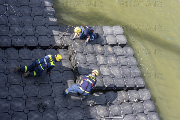 Construction of a floating platform with the jet-float system, this can be used as a work platform, jetty or bridge, water hazards specialist group, in Düsseldorf, at the major exercise FÜLEX25, lasting several days, of the THW, Federal Agency for Technical Relief, North Rhine-Westphalia, over 3500 volunteers from the 127 North Rhine-Westphalia local organisations practise many different deployment scenarios over 4 weekends