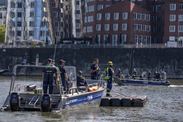 Transport of a floating platform with the jet-float system, this can be used as a work platform, jetty or bridge, specialist group for water hazards, in Düsseldorf, during the major exercise FÜLEX25, lasting several days, of the THW, Federal Agency for Technical Relief, North Rhine-Westphalia, over 3500 volunteers from the 127 North Rhine-Westphalia local organisations practise many different deployment scenarios over 4 weekends