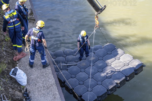 Construction of a floating platform with the jet-float system, this can be used as a work platform, jetty or bridge, water hazards specialist group, in Düsseldorf, at the major exercise FÜLEX25, lasting several days, of the THW, Federal Agency for Technical Relief, North Rhine-Westphalia, over 3500 volunteers from the 127 North Rhine-Westphalia local organisations practise many different deployment scenarios over 4 weekends