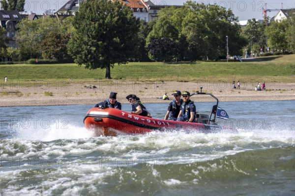 THW rubber dinghy on a training trip on the Rhine near Düsseldorf, the specialist group for water hazards, during the large-scale exercise FÜLEX25, lasting several days, of the THW, Federal Agency for Technical Relief, North Rhine-Westphalia, on 4 weekends over 3500 volunteers from the 127 North Rhine-Westphalia local organisations practise many different deployment scenarios